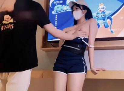 Nhân viên xinh đẹp bán TV gặp người khách may mắn