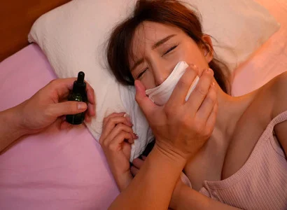 Tôi sử dụng thuốc mê để cô em họ xinh đẹp lơ mơ rồi quan hệ